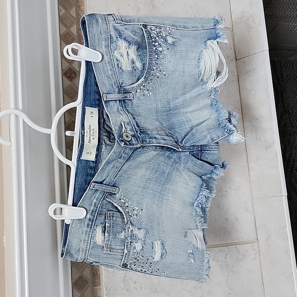 💙🩵 ABERCROMBIE Light Wash Destroyed Denim Shorts 🩵💙
